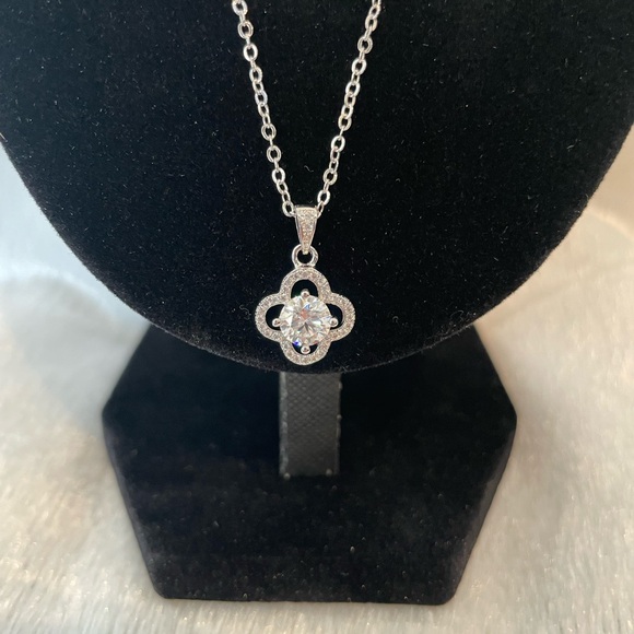 1.0 ct 925 sterling silver Moissanite clover shaped pendant necklace - Picture 2 of 4